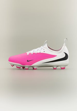 Chaussure de football Nike blanche et rose avec le swoosh noir, des lacets et des crampons moulés sur fond neutre.