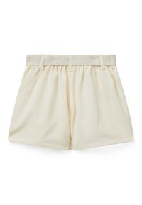 Pantaloni corti color crema con una vita morbida e testurizzata e un design plissettato. Presentano passanti per la cintura e una vestibilità rilassata con aperture diritte.