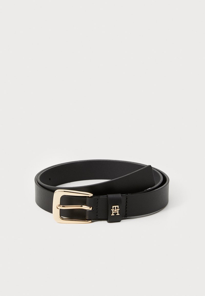 Cintura in pelle nera con una fibbia metallica dorata. Presenta una texture liscia e un logo sottile sulla pelle vicino alla fibbia.