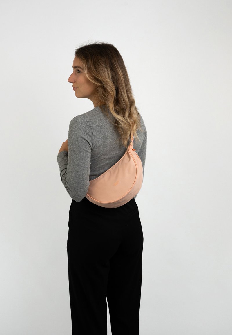 Larkson SOLVEIG SMALL HALF MOON  - Axelremsväska - peach