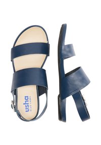 Sandale din piele de culoare bleumarin, cu două curele late și o curea la gleznă cu cataramă, având o textură netedă și o branț de culoare bej cu amortizare.