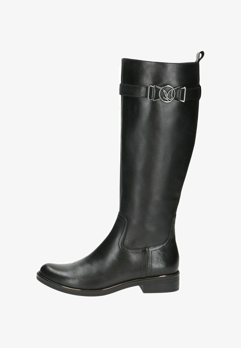 Térd középig érő fekete bőr csizma lekerekített orral, díszes pánttal és csat részlettel, alacsony sarokkal. Sima textúrával és fényes felülettel.