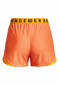 Orange träningsshorts med en svart "UNDER ARMOUR"-logotyp på ett gult midjeband. Har gula sidodetaljer och en mjuk, slät textur.
