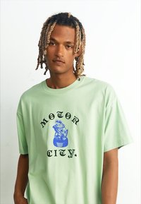 Carhartt WIP TYRE - T-shirts med print - charm green