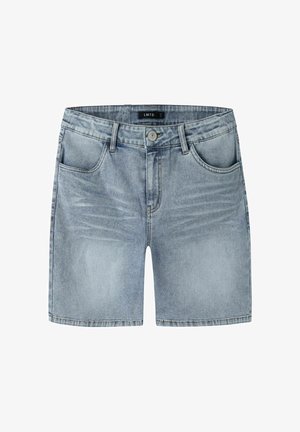 Hellblaue Denim-Shorts mit Frontknopf, Reißverschluss, Gürtelschlaufen und zwei Vordertaschen, auf einem weißen Hintergrund flach ausgelegt.