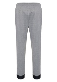 Grå sweats med en blød tekstur, elastisk talje og skræddersyede ben. Sorte stofdetaljer ved anklerne med logo.