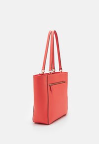 Borsa a tracolla corallo realizzata in materiale testurizzato, con due manici, una tasca con zip sul davanti e dettagli neri a contrasto lungo le cuciture.