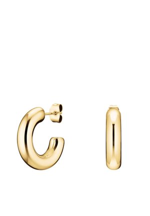Een paar dikke, gebogen gouden oorbellen met een glad gepolijste afwerking, één toont de voorkant en één de zijkant met pen en vlindersluiting.