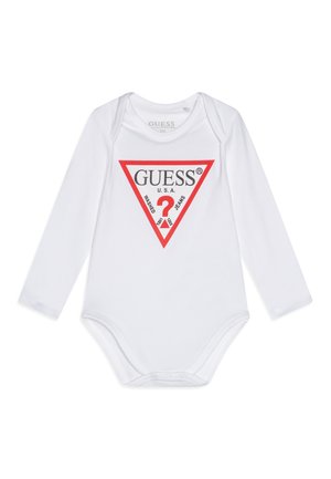 Balta ilga rankovė bodysuit sukurtas iš minkštos medvilnės, dekoruotas raudonu trikampiu logotipu su užrašu "GUESS U.S.A." ir klaustuku.