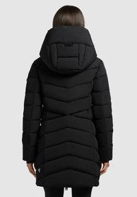 Svart dunjakke med en chevron-quiltet design, overdimensjonert hette og lang silhuett. Glatt tekstur med glidelås i kanten.