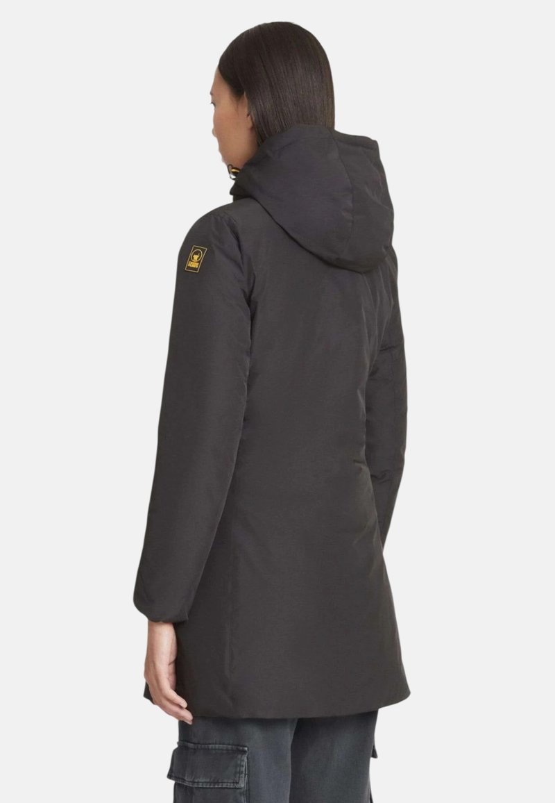 Zwarte geïsoleerde parka met een capuchon en een logopatch op de mouw. Heeft een slank ontwerp en een zachte, gladde textuur. De lengte reikt tot halverwege de dijen.