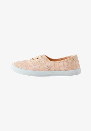 Světle broskvová krajková slip-on teniska s květinovým vzorem a bílou gumovou podešví, ukazující boční profil bez tkaniček.
