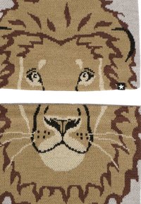Tappeto a arazzo con il volto di un leone intrecciato in toni di marrone e beige, che mette in evidenza fibre texturizzate, dettagli curati e un accento a forma di stella nell'angolo.