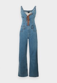 Ενιαίο φόρεμα από τζιν με εφαρμοστό μπούστο και παντελόνι φαρδιάς γραμμής, με στρογγυλή λαιμόκοψη και καφέ δέσιμο μπροστά. Ανοιχτό μπλε χρώμα και υφασμάτινη υφή.