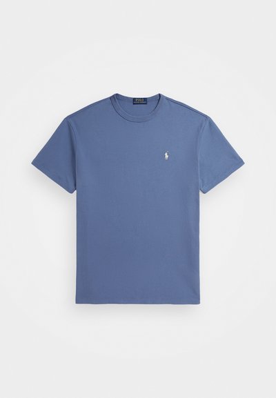 Blå bomull t-shirt med korta ärmar, rundad halsringning och liten broderad logotyp på bröstet. Slät textur, klassisk design.