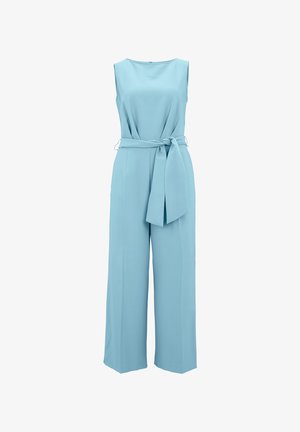 Svetlo modrý kombinéz s odhalenými ramenami, so priliehavým pásom a širokými nohavicami, s viazaným opasokom a hladkou, splývavou textúrou látky.