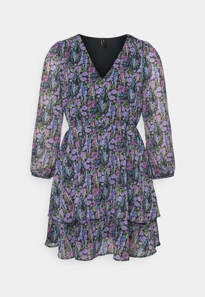 Bloemenjurk met paarse, roze en blauwe bloemen op een zwarte achtergrond, V-hals, lange pofmouwen, getailleerde taille en gelaagde rok.