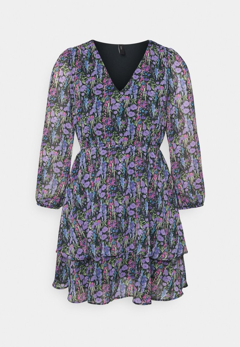 Robe fleurie avec des fleurs violettes, roses et bleues sur fond noir, col en V, manches longues bouffantes, taille cintrée et jupe à volants.