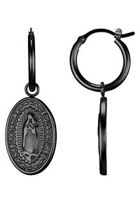 Orecchini a cerchio neri con un medaglione ovale raffigurante la Virgen de Guadalupe, con dettagli incisi e una finitura liscia.