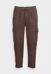 Brązowe spodnie typu cargo o zwężanym kroju, z dwoma bocznymi kieszeniami i podwiniętymi mankietami. Wykonane z teksturowanej tkaniny z usztywnionym pasem.