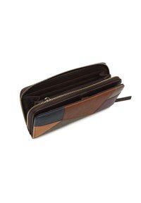 Billetera de cuero rectangular con paneles de patchwork en marrón, azul y gris, abierta para mostrar múltiples ranuras para tarjetas y un compartimento con cremallera para monedas.