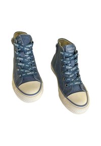 Sneakers alte in denim blu con suole in gomma bianca; presentano lacci con marchio e una cerniera sul lato; morbida texture del tessuto.