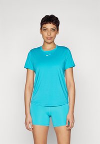 T-shirt de sport turquoise avec un col rond et des manches courtes, assorti à un short ajusté. Fabriqué en tissu léger et lisse.