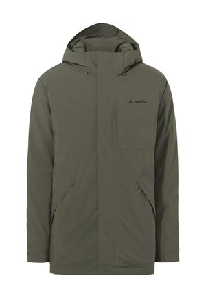 Giacca verde oliva resistente all'acqua con cappuccio, chiusura con zip, tasche frontali e tasca sul petto. Presenta un logo sul lato sinistro superiore.