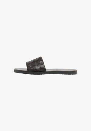 Brune vævet slidesandal med en flad sort sål. Har et struktureret overlay med et krydsmønster og en åben tådesign.