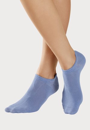Hellblaue Knöchelsocken aus weichem Stoff, mit glatter Textur und nahtlosem Design. Sie bieten einen engen Sitz am Knöchel.