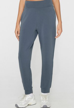 - Spodnie treningowe