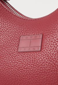 Tommy Jeans MUST SHOULDER BAG - Handtas - rustic cherry