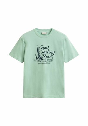 Hellgrünes kurzärmliges T-Shirt mit schwarzer Grafik von zwei Segelbooten und dem Text "Gant Sailing Race" sowie "American Sportswear seit 1949."