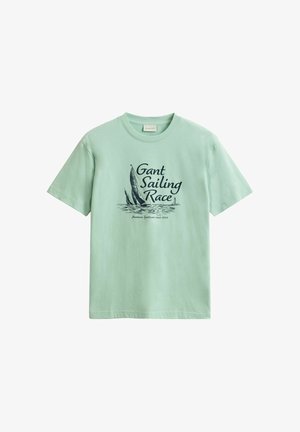 Hellgrünes kurzärmliges T-Shirt mit schwarzer Grafik von zwei Segelbooten und dem Text "Gant Sailing Race" sowie "American Sportswear seit 1949."