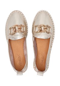 Metallisch goldene Slipper mit einer Kettendetailierung auf der Vorderseite, weiches Leder-Obermaterial und eine strukturierte Sohle. Branding im Inneren sichtbar.