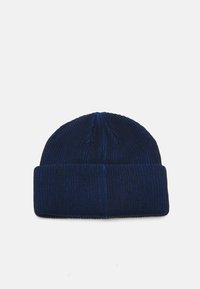 Bonnet en tricot bleu foncé avec une texture côtelée et un revers replié. Présente de légères variations de couleur et une couture supérieure. Convient pour les temps froids.