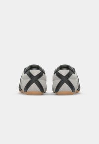 adidas Originals TOKYO UNISEX - Baskets basses - silver/core black