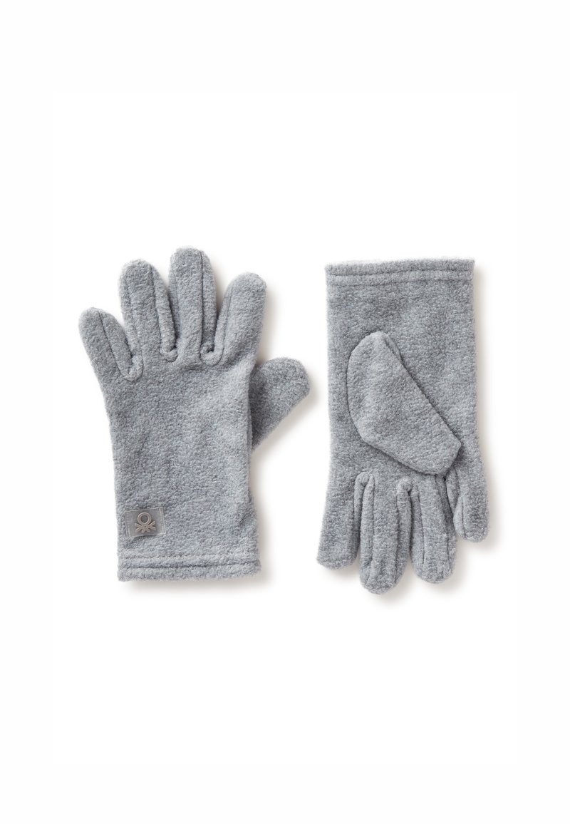 Gants en polaire grise avec cinq doigts et un pouce arrondi. Le tissu est doux et comporte une petite étiquette logo au niveau du poignet.