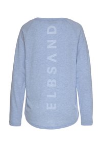 Helles blaues Langarmhemd mit abgerundetem Saum und Raglanärmeln. Auf der Rückseite befindet sich vertikaler weißer Text "ELBSAND". Weiche Textur.