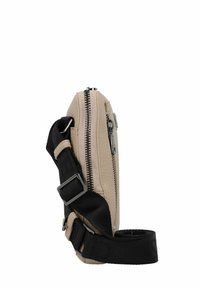 Borsa beige texturizzata con una tracolla nera, dotata di una zip argentata e di una forma rettangolare. Include una tracolla regolabile e accessori in metallo.