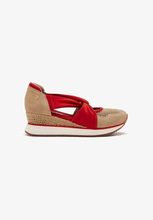 Zapato slip-on rojo y beige con tiras cruzadas, parte superior de malla y tacón cuña con textura tejida y suela de goma.