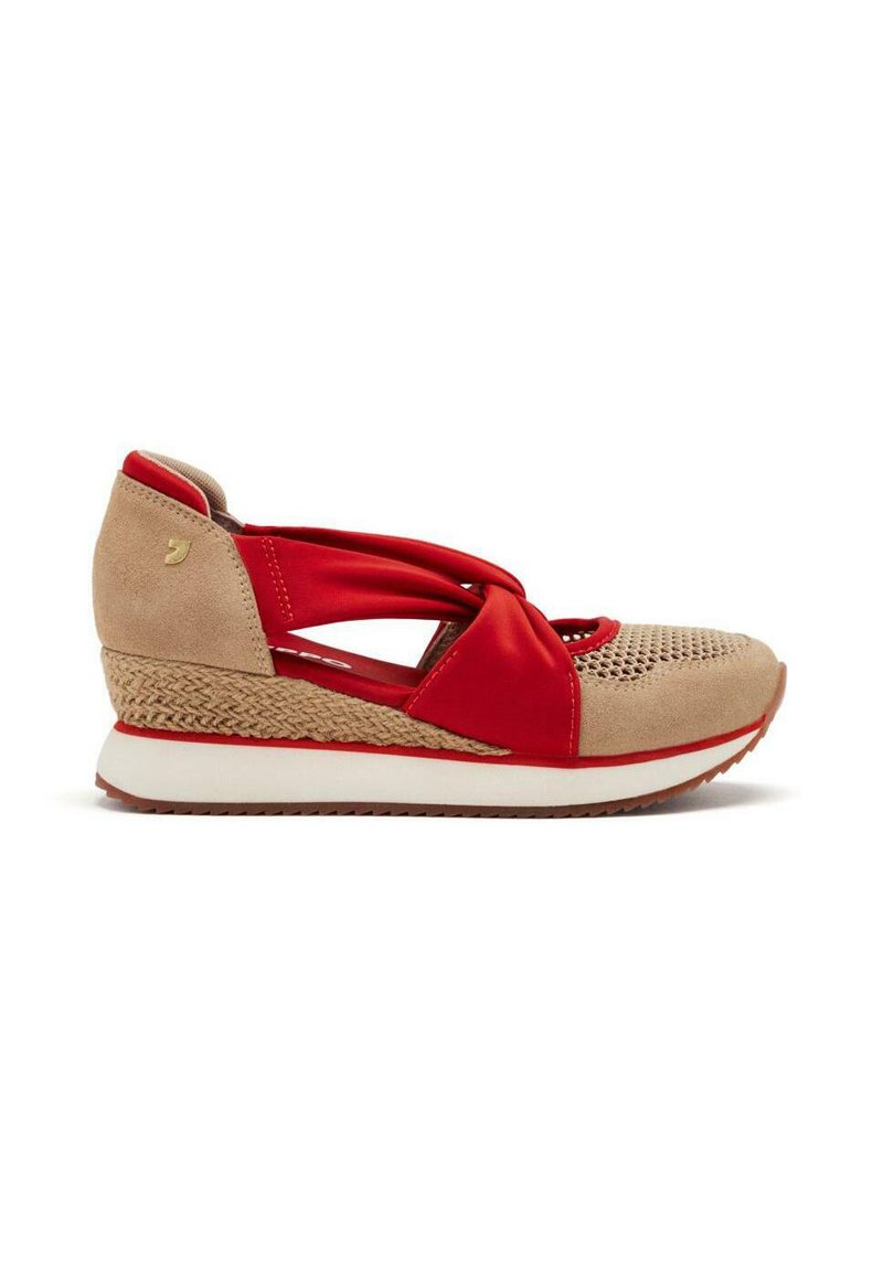 Zapato slip-on rojo y beige con tiras cruzadas, parte superior de malla y tacón cuña con textura tejida y suela de goma.