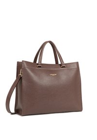 Borsa tote in pelle marrone con finitura texture, due manici superiori e una tracolla removibile. Accento in metallo dorato vicino alla parte superiore.