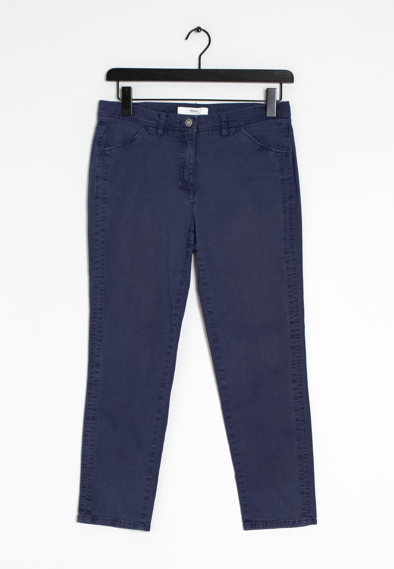 Chinos bleu marine, en coton, présentent une coupe droite, des poches avant et une fermeture à bouton. Suspendus à un crochet en plastique noir.