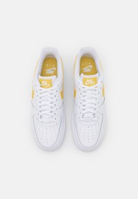 Nike Sportswear AIR FORCE 1 - Sapatilhas - white/saturn gold/white