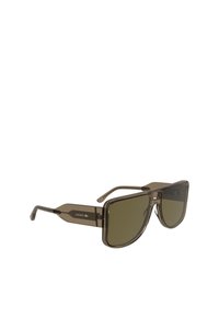 Brązowe prostokątne okulary przeciwsłoneczne z grubą przezroczystą oprawką. Zawierają metalowe akcenty oraz logo na zausznicy.