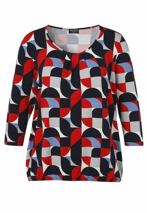 Damen-Langarmshirt mit rundem Ausschnitt, elastischem Saum und geometrischem Muster in Rot, Schwarz, Weiß und Blau mit Quadraten und geschwungenen Formen.