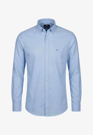 Jasnoniebieska koszula z długim rękawem, zapinana na guziki, z kołnierzykiem na guziki oraz kieszenią na piersi z małym zielonym haftowanym logo.