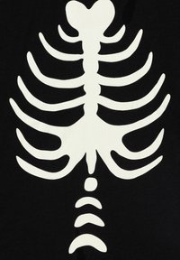 Weißes Rippenkorb-Design auf schwarzem Hintergrund, mit glatten, geschwungenen Linien und einem herzförmigen oberen Abschnitt, der eine sanfte Textur aufweist.