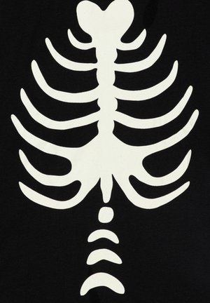 Hvid ribben-design på en sort baggrund, der har glatte, buede linjer og en hjerteformet øverste sektion med blød tekstur.